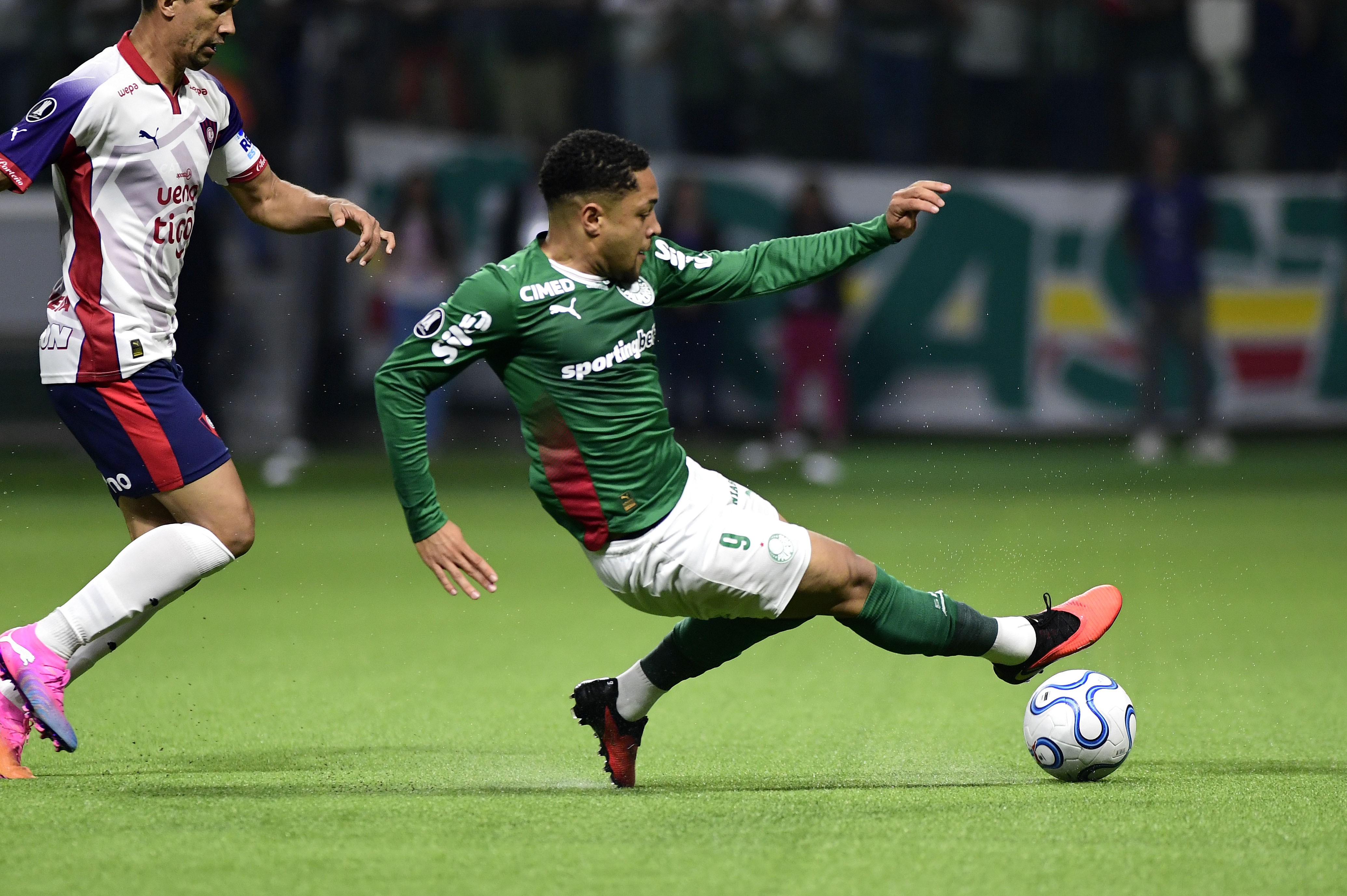 Vitor Roque busca entrosamento no Palmeiras e recebe aprovação de Abel: 
