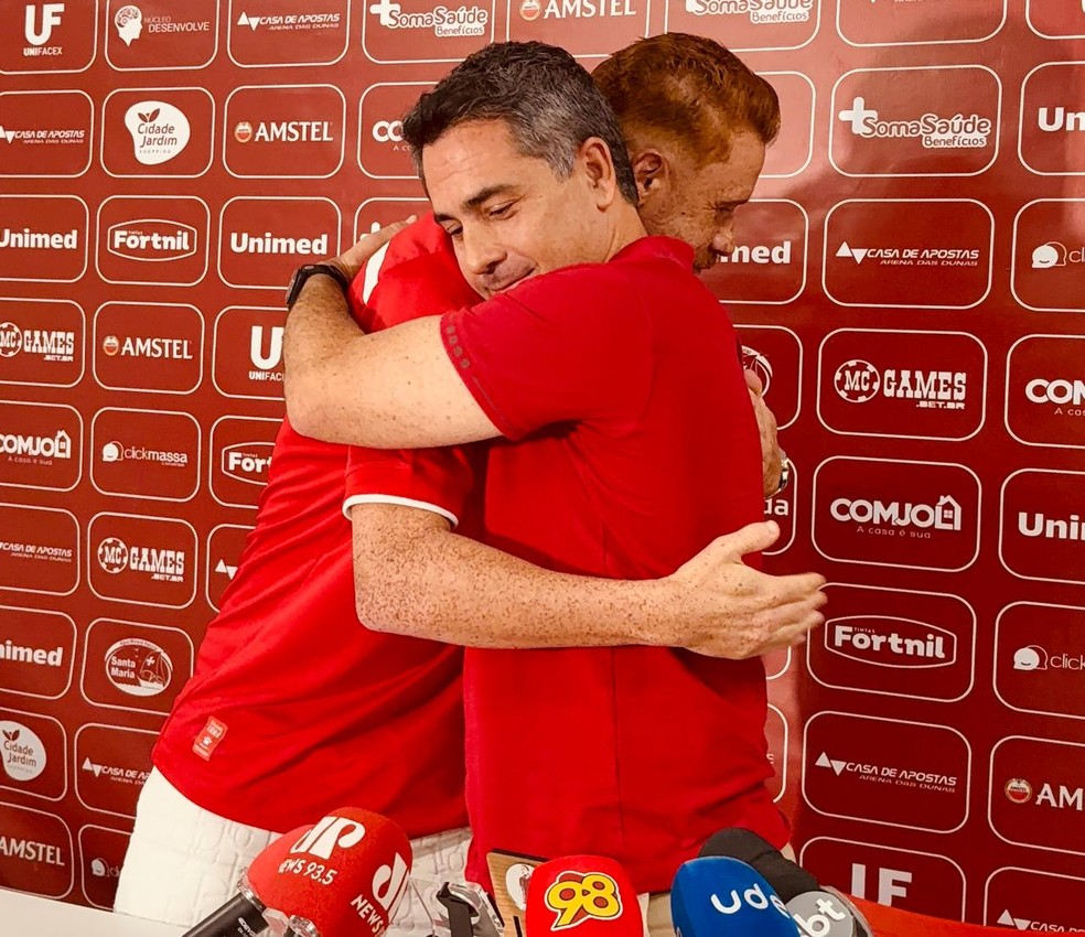 O abraço entre Souza, e Vitor Arteiro antes da entrevista coletiva — Foto: Augusto César Gomes