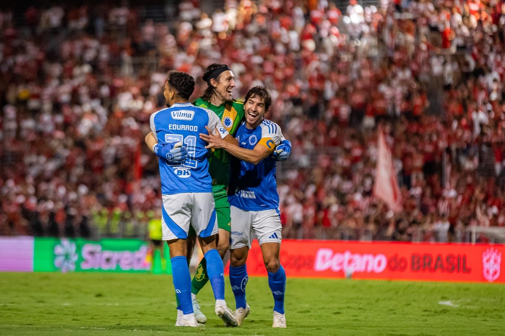 Cássio, Lucas Silva e Eduardo comemoram pênalti defendido em CRB x Cruzeiro — Foto: Itawi Albuquerque/AGIF