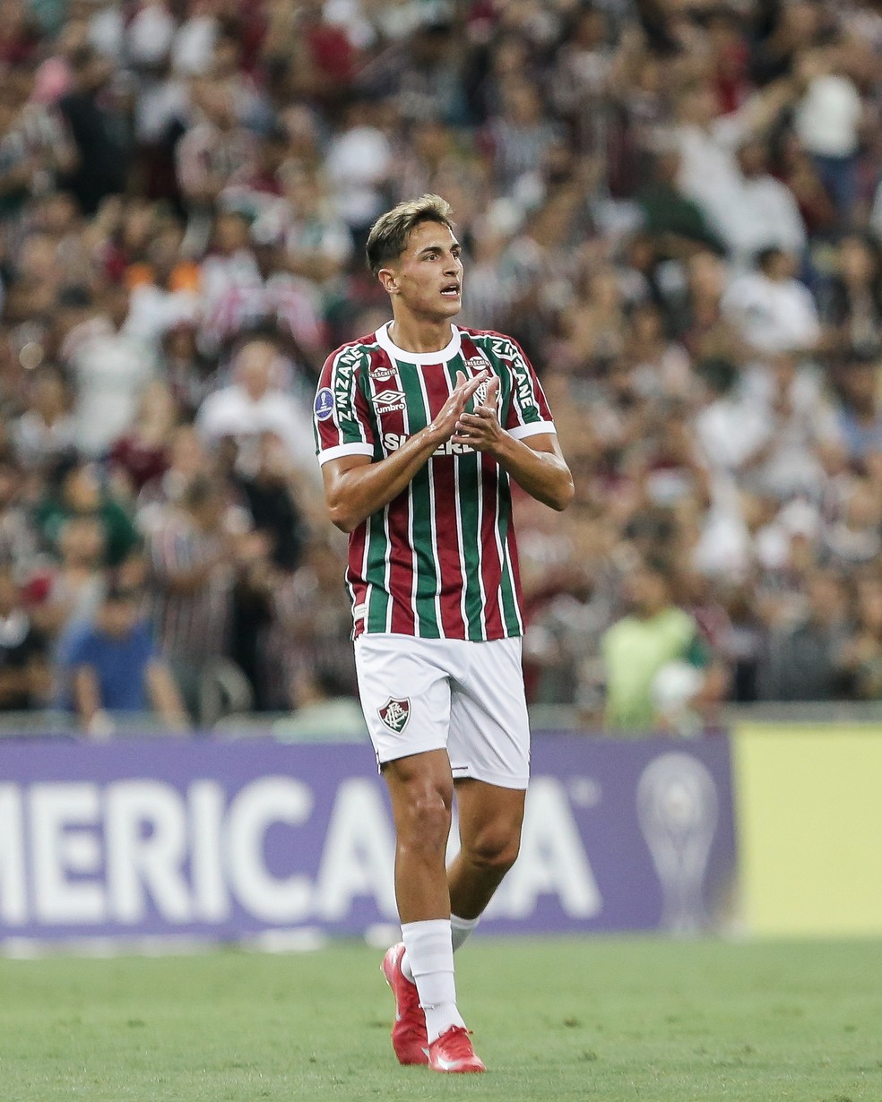 Bernal conversa com os companheiros em Fluminense x San José — Foto: LUCAS MERÇON / FLUMINENSE F.C.