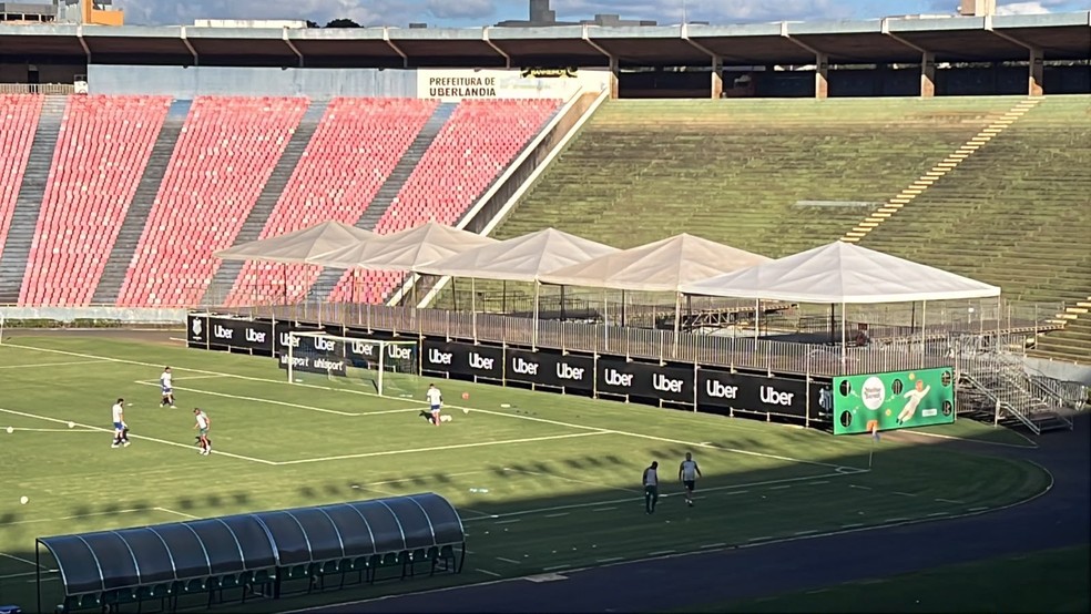 Estádio Parque do Sabiá com novos bancos próximos à linha lateral