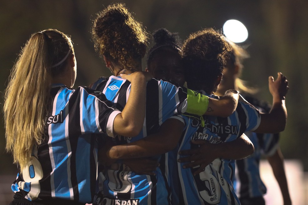 Jogadoras comemoram vitória no Gre-Nal feminino