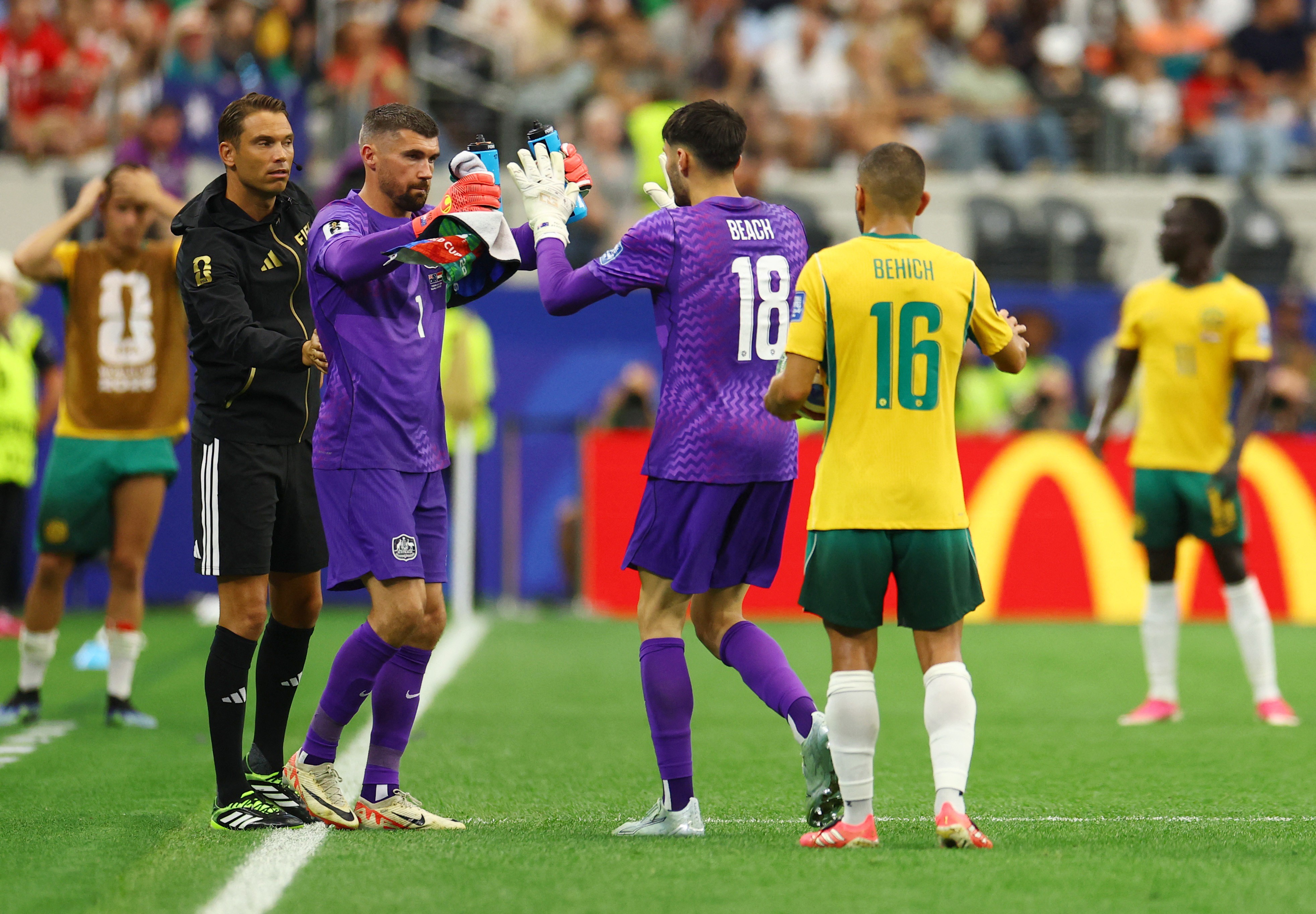 Técnico da Austrália explica substituição de goleiro para pênaltis contra o Egito