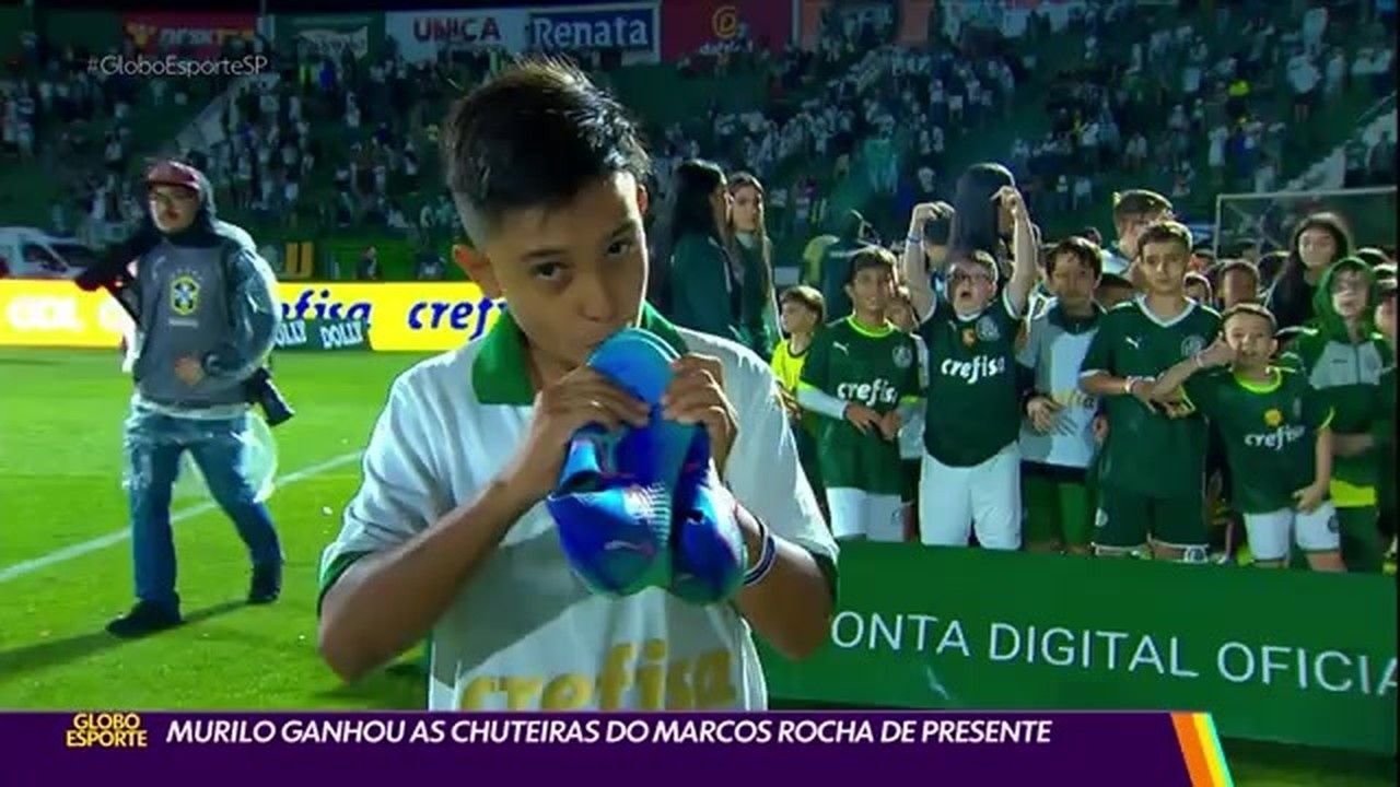 Murilo ganhou as chuteiras do Marcos Rocha do Palmeiras