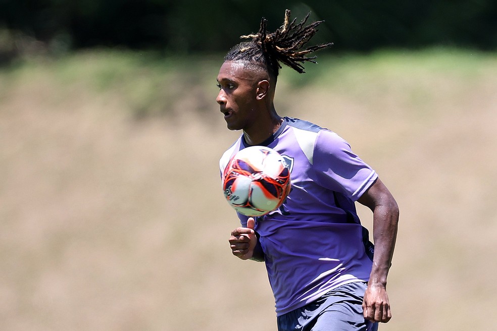Ythallo em treino do Botafogo no Espaço Lonier — Foto: Vitor Silva/BFR