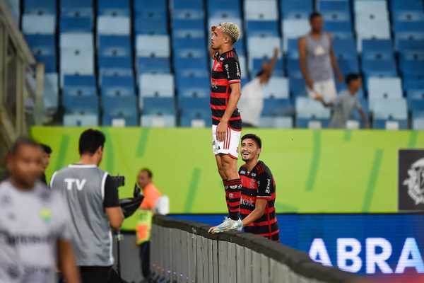 Estreia de Guilherme no Flamengo: celebração emocionante após gol marcante