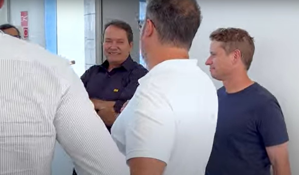 Pedro Lourenço e Alexandre Mattos se encontram com time do Cruzeiro — Foto: TV Cruzeiro