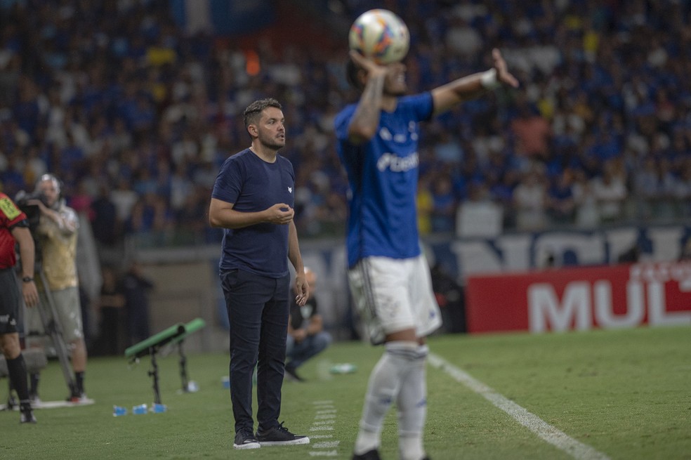 Nicolás Larcamón em jogo do Cruzeiro — Foto: Staff Images/Cruzeiro