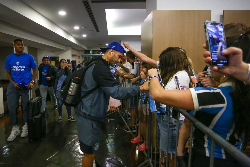 Suárez atende gremistas na chegada a Salvador — Foto: Lucas Uebel/Grêmio