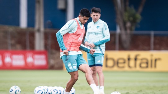 Técnico do Cruzeiro explica por que barrou saída de zagueiro que não joga desde maio: "O sacrifiquei em prol do clube" Técnico do Cruzeiro explica por que barrou saída de zagueiro que não joga desde maio: "O sacrifiquei em prol do clube"