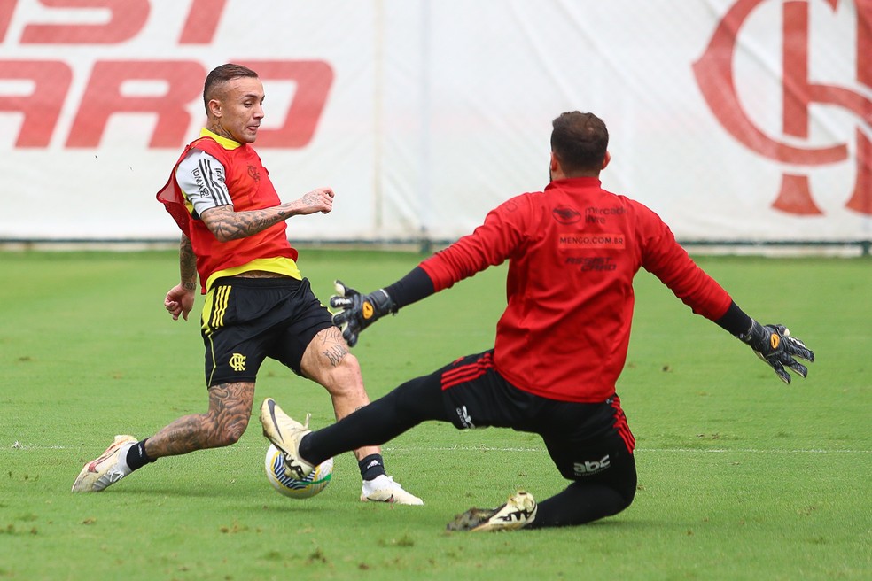Cebolinha em ação no treino do Flamengo nesta sexta — Foto: Gilvan de Souza / CRF