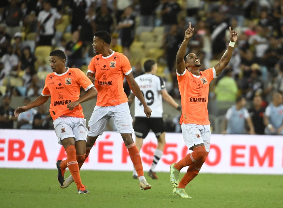 Xandinho comemora gol do Nova Igua�u contra o Vasco � Foto: Andr� Dur�o