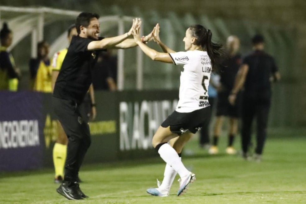 Luana comemora o gol em Corinthians x Athletico — Foto: Ag Corinthians