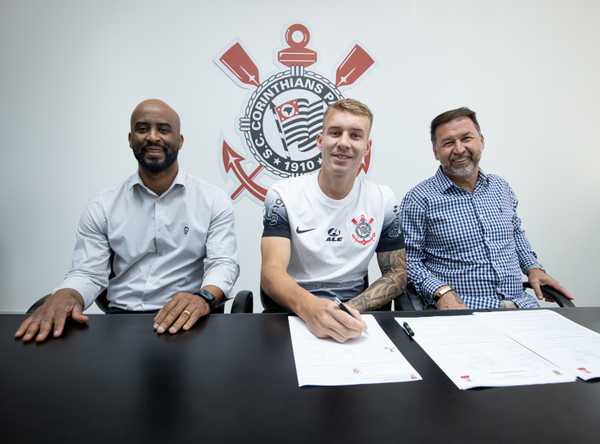Corinthians contrata meio-campista Charles para reforçar equipe no Brasileirão.
