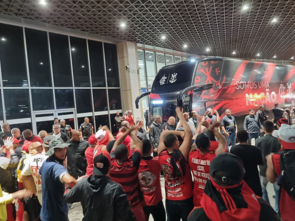 Torcida do Flamengo protesta no desembarque do time após eliminação na Libertadores — Foto: Ronald Lincoln/ ge