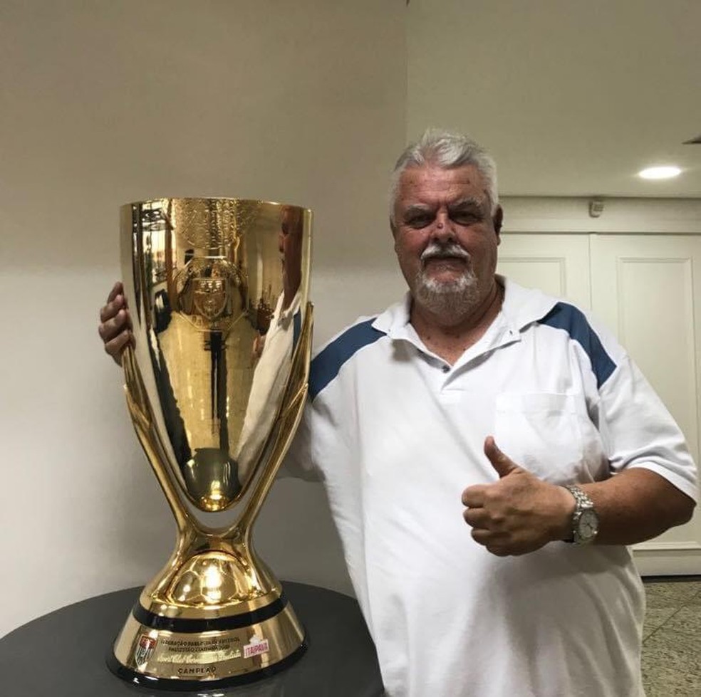 André Campoy com taça do título paulista do Corinthians em 2018 — Foto: Reprodução/Facebook