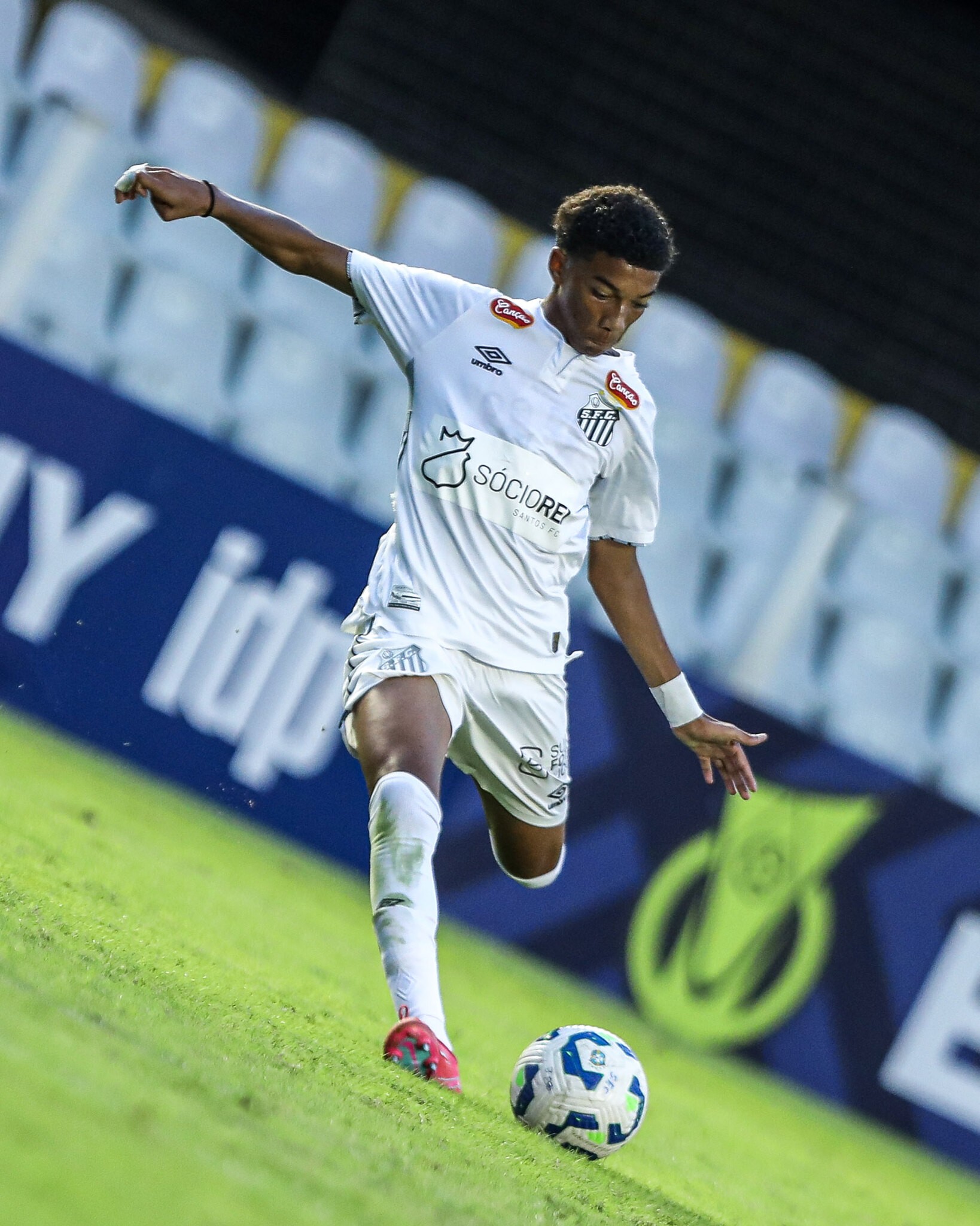 Santos inscreve filho de Robinho e outros nove jogadores da base no Brasileirão