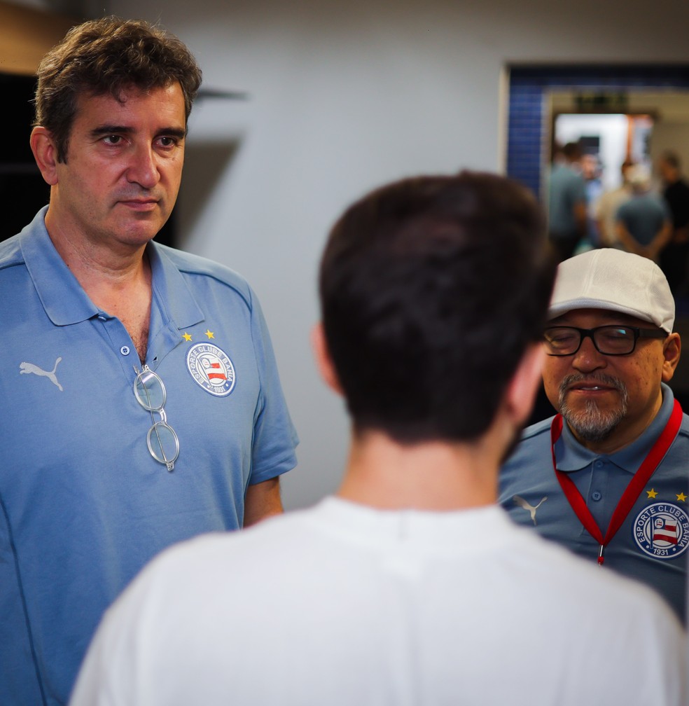 Da esquerda para a direita: Ferran Soriano (CEO do Grupo City), Everton Ribeiro e Raul Aguirre (CEO do Bahia) — Foto: Letícia Martins / EC Bahia