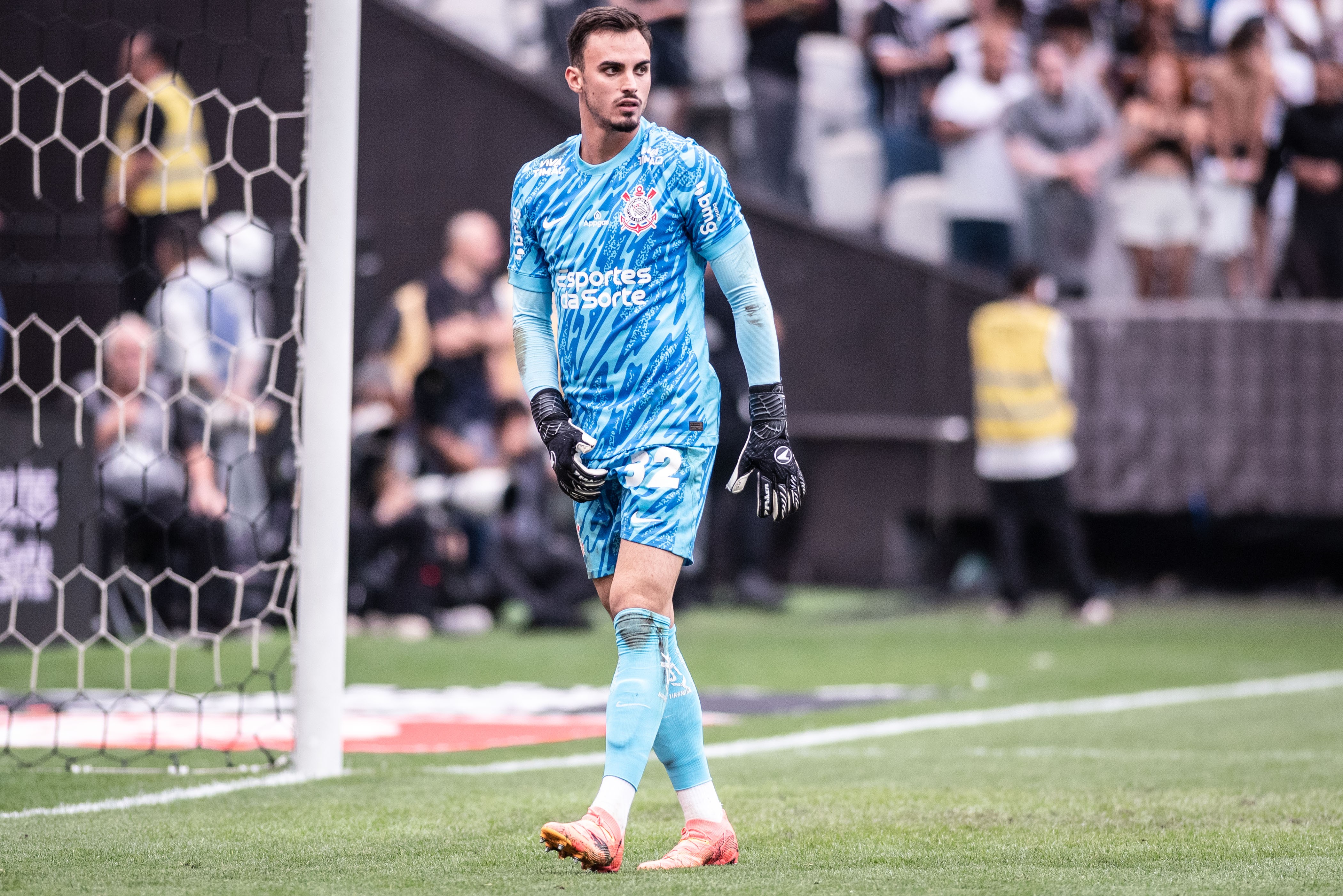 Matheus Donelli perde espaço e pode ser negociado pelo Corinthians.