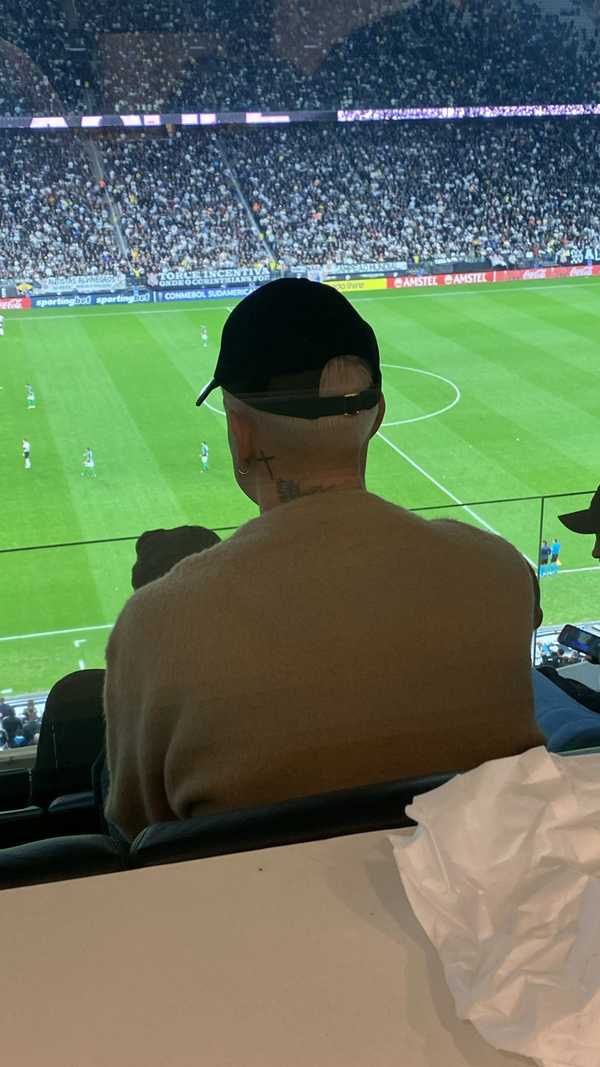 Róger Guedes assiste jogo do Corinthians na arena em confronto contra Racing-URU.