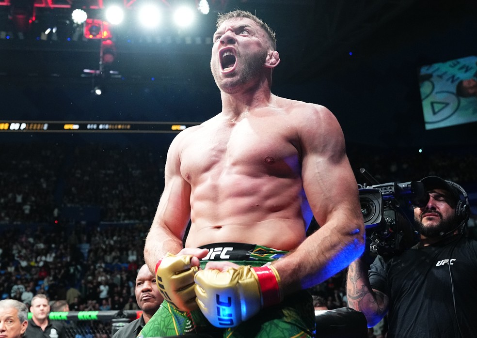 Dricus du Plessis comemora a vitória sobre Israel Adesanya no UFC 305 — Foto: Jeff Bottari/Zuffa LLC