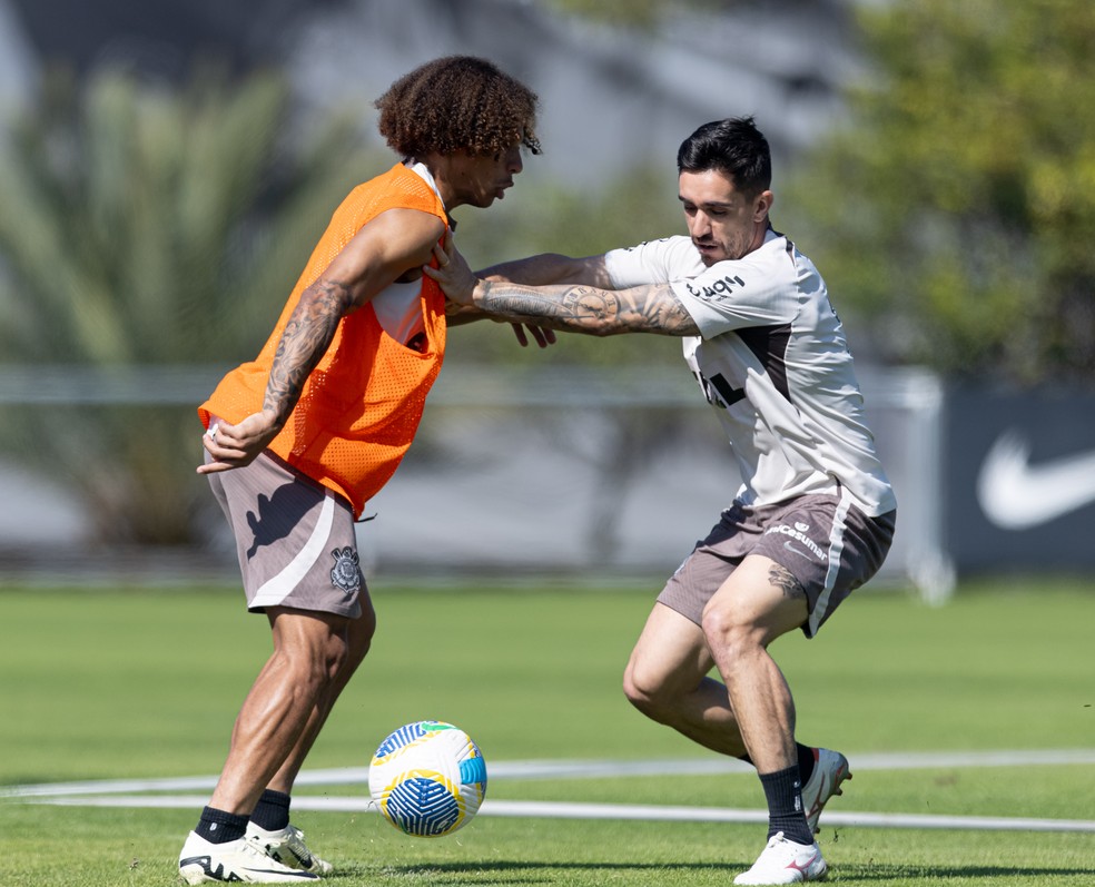 Guilherme Biro e Igor Coronado disputam bola em treino do Corinthians — Foto: Rodrigo Coca/Agência Corinthians
