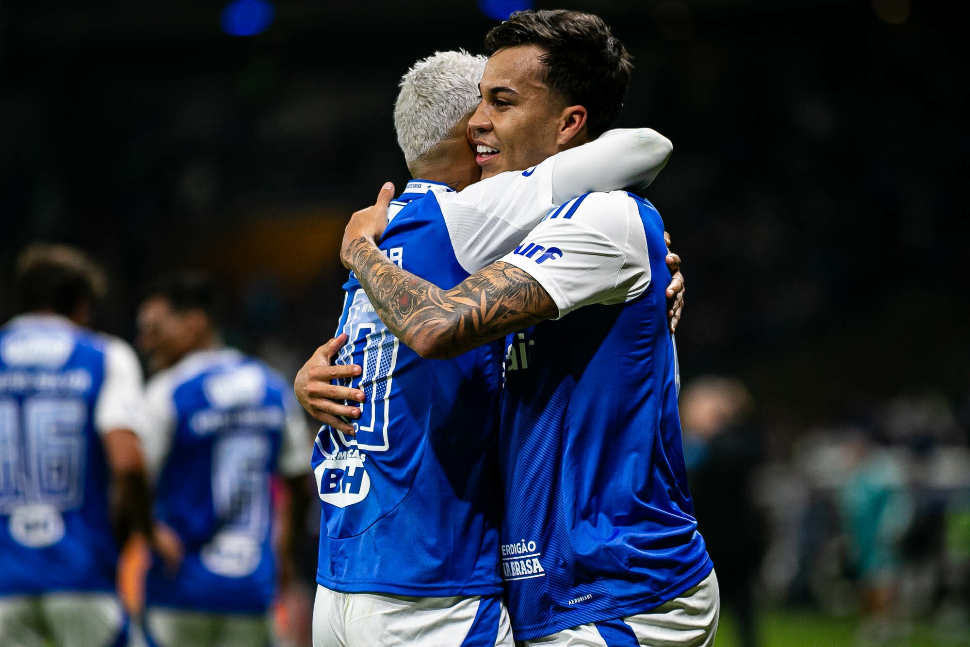 Cruzeiro domina Grêmio e consolida posição entre os melhores do Brasileirão.