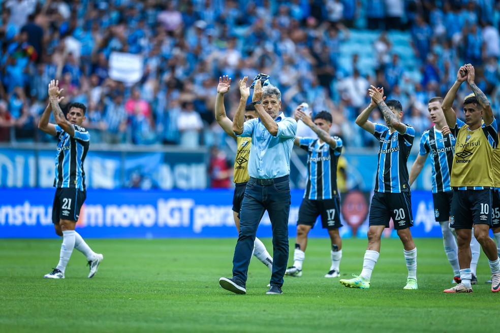 Renato e jogadores do Grêmio comemoram vitória sobre o São Paulo — Foto: Lucas Uebel/Divulgação Grêmio