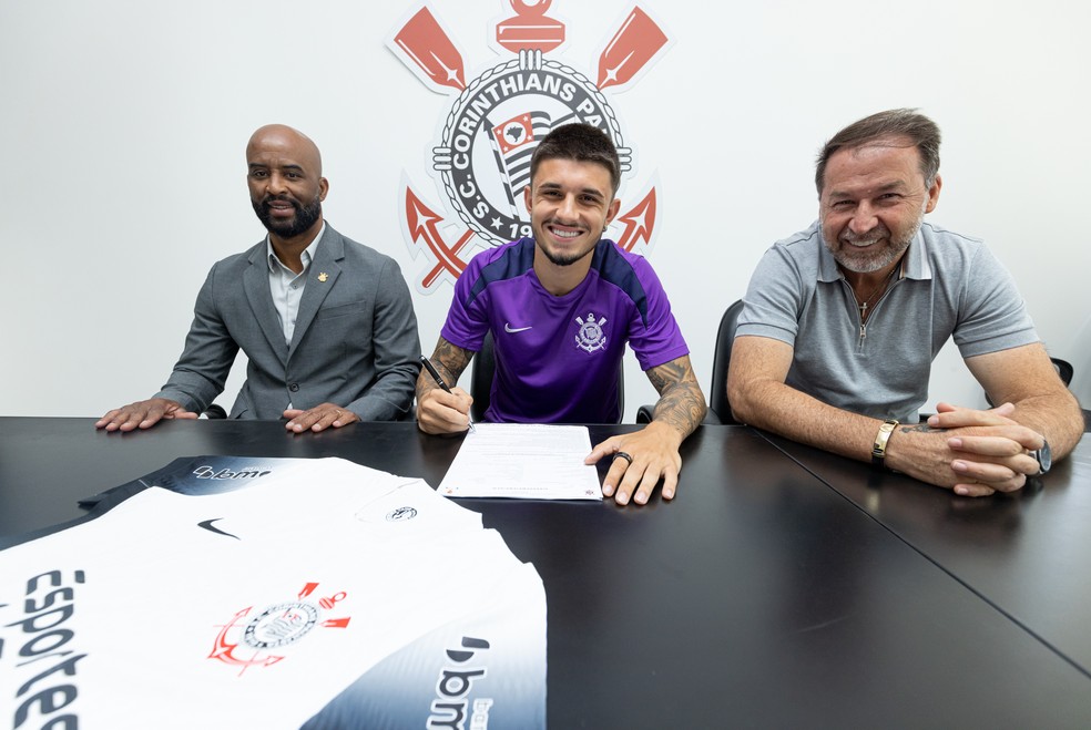 Léo Maná assina com o Corinthians até o fim da temporada 2029 — Foto: Rodrigo Coca/Agência Corinthians
