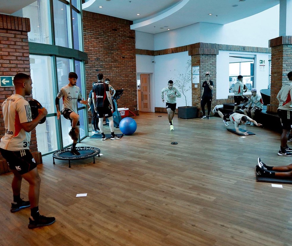 Treino do São Paulo no hotel em Porto Alegre — Foto: Rubens Chiri / saopaulofc