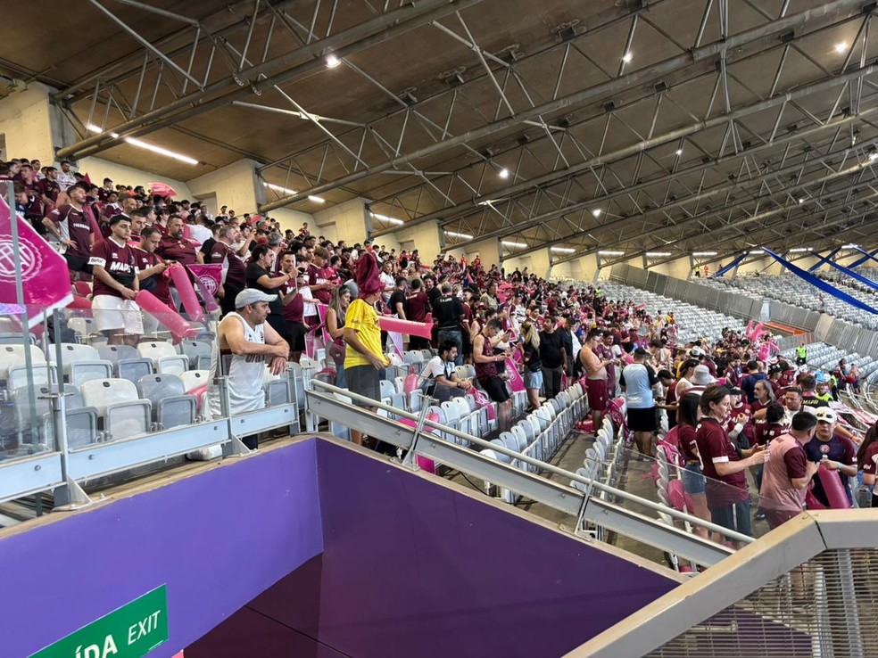 Torcida do Lanús no Mineirão, antes de duelo com Cruzeiro — Foto: Guilherme Macedo