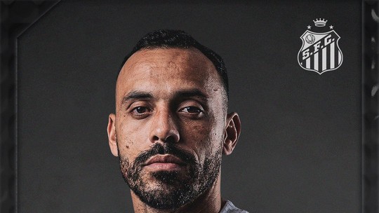 Santos anuncia a contratação do atacante Moisés