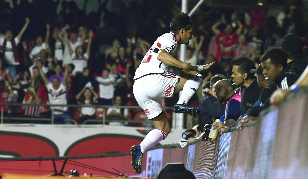 São Paulo x Santos, Alexandre Pato comemora gol — Foto: Marcos Ribolli