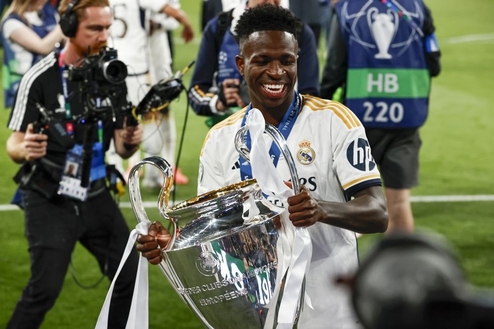 Vinicius Junior comemora o seu segundo t&iacute;tulo da Champions League &mdash; Foto: Getty Images