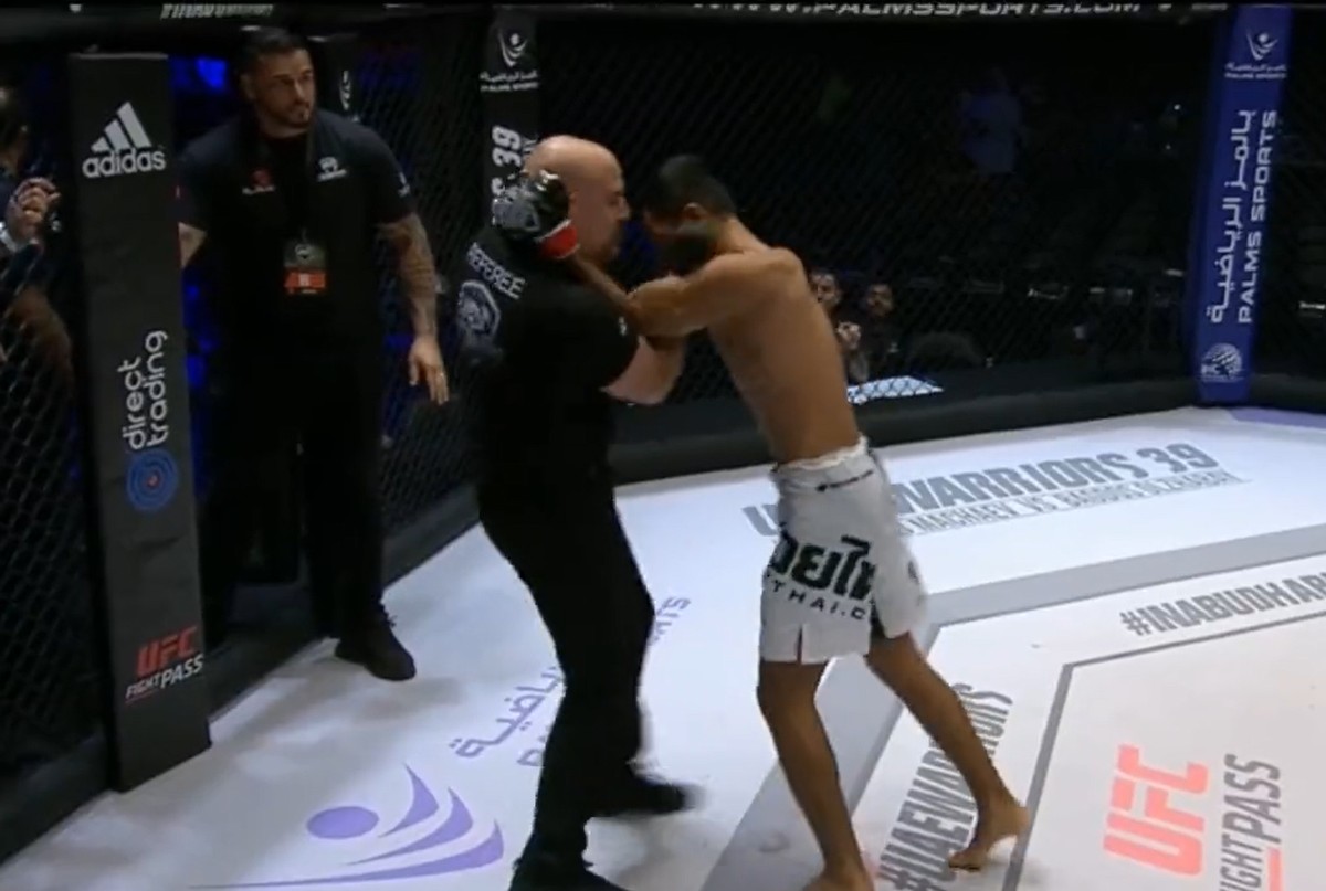 Vídeo: Lutador é nocauteado em oito segundos e tenta lutar contra o ...