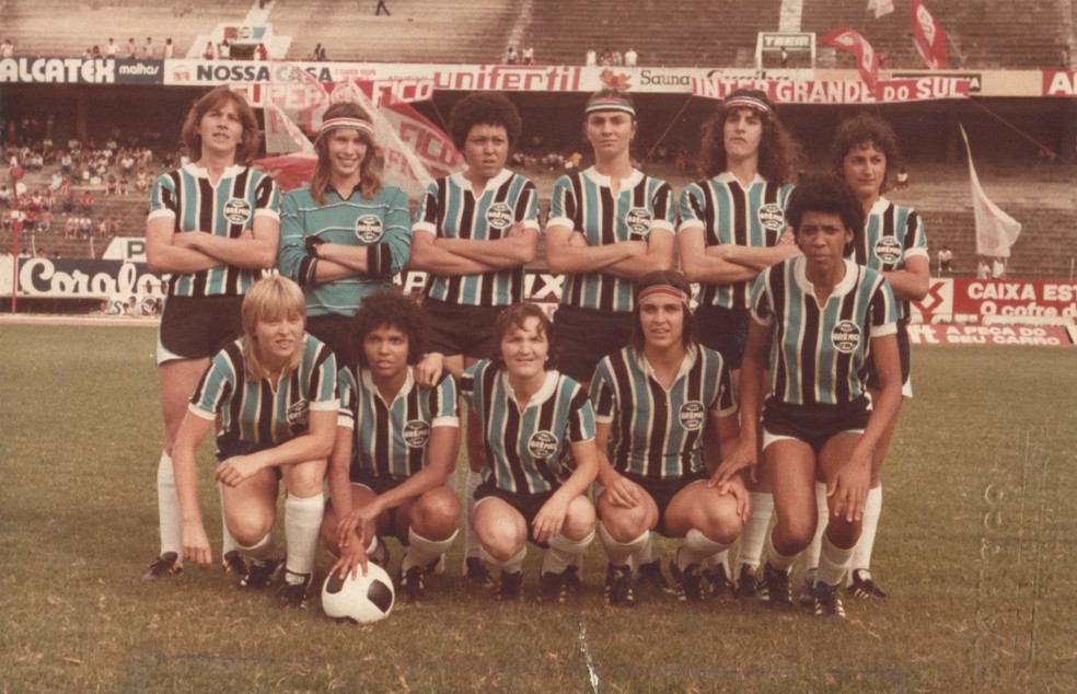 Marianita Nascimento (segunda agachada da esquerda para a direita) jogando pelo Grêmio — Foto: Divulgação/Museu do Grêmio
