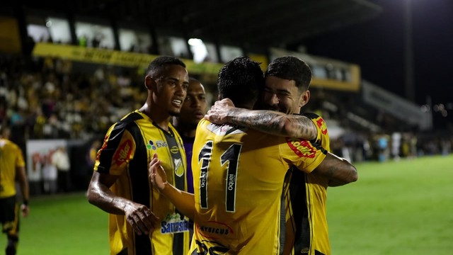 Jogadores do Novorizontino comemoram gol contra o Goiás