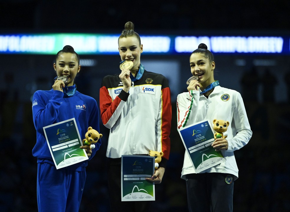 Darja Varfolomeev no topo do pódio da bola no Mundial de ginástica rítmica — Foto: André Durão