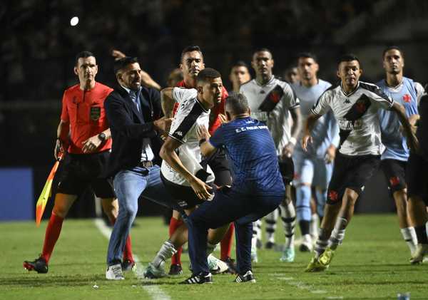 Vasco x Agua Santa: El partido terminó en confusión y pelea tras el gol de Lucas Bitón  Vasco