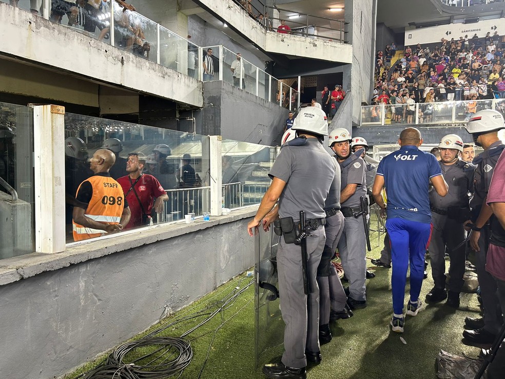 Policiais reforçaram a segurança da Vila — Foto: Bruno Giufrida