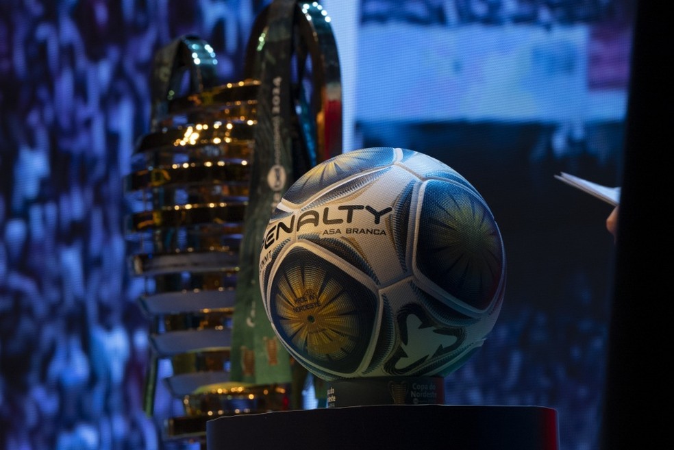 Taça e bola da Copa do Nordeste 2024 — Foto: Lesley Ribeiro/CBF
