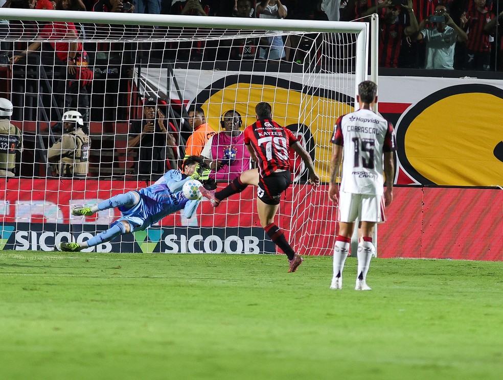 Novo recorde? Rossi brilha contra o Vitória e supera marcas de Diego Alves em pênaltis