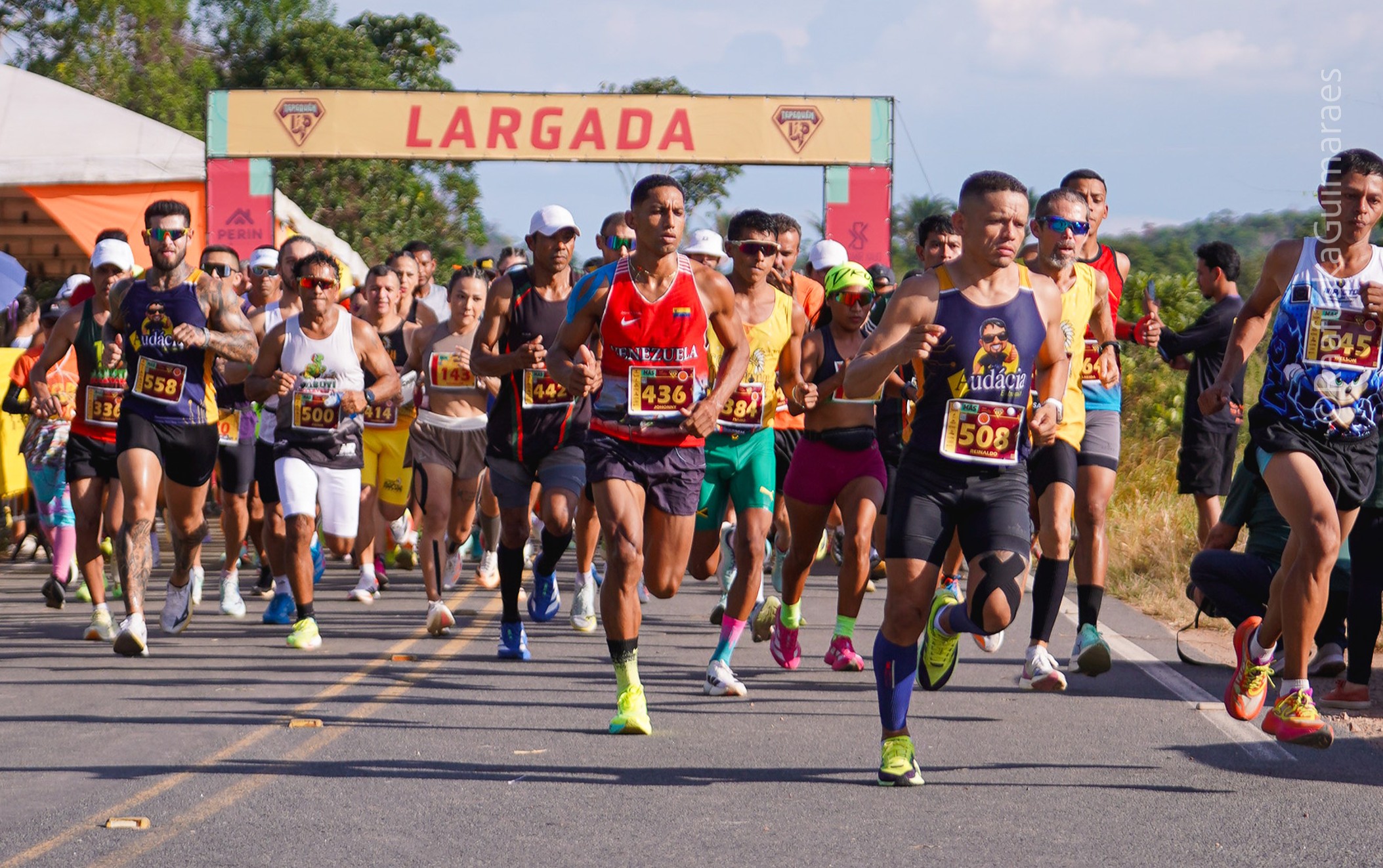 Atletas na corrida na Serra do Tepequém com destaque para os vencedores