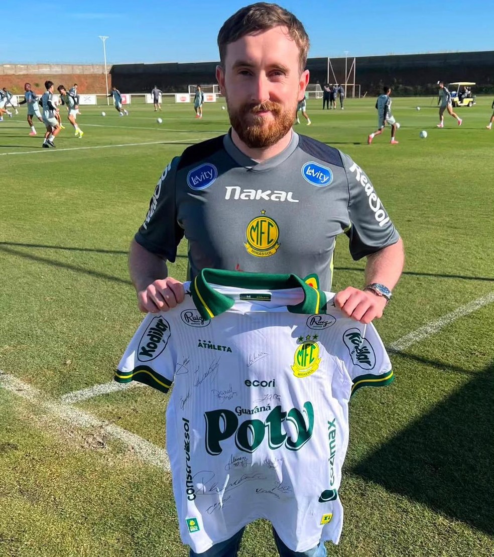 Shane Moore com a camisa autografada no CT do Mirassol