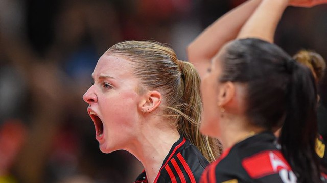 Masa Kirov celebra diante do Praia Clube