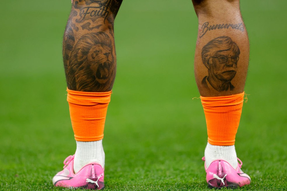 Tatuagens nas pernas de Memphis Depay — Foto: Rico Brouwer/Soccrates/Getty Images