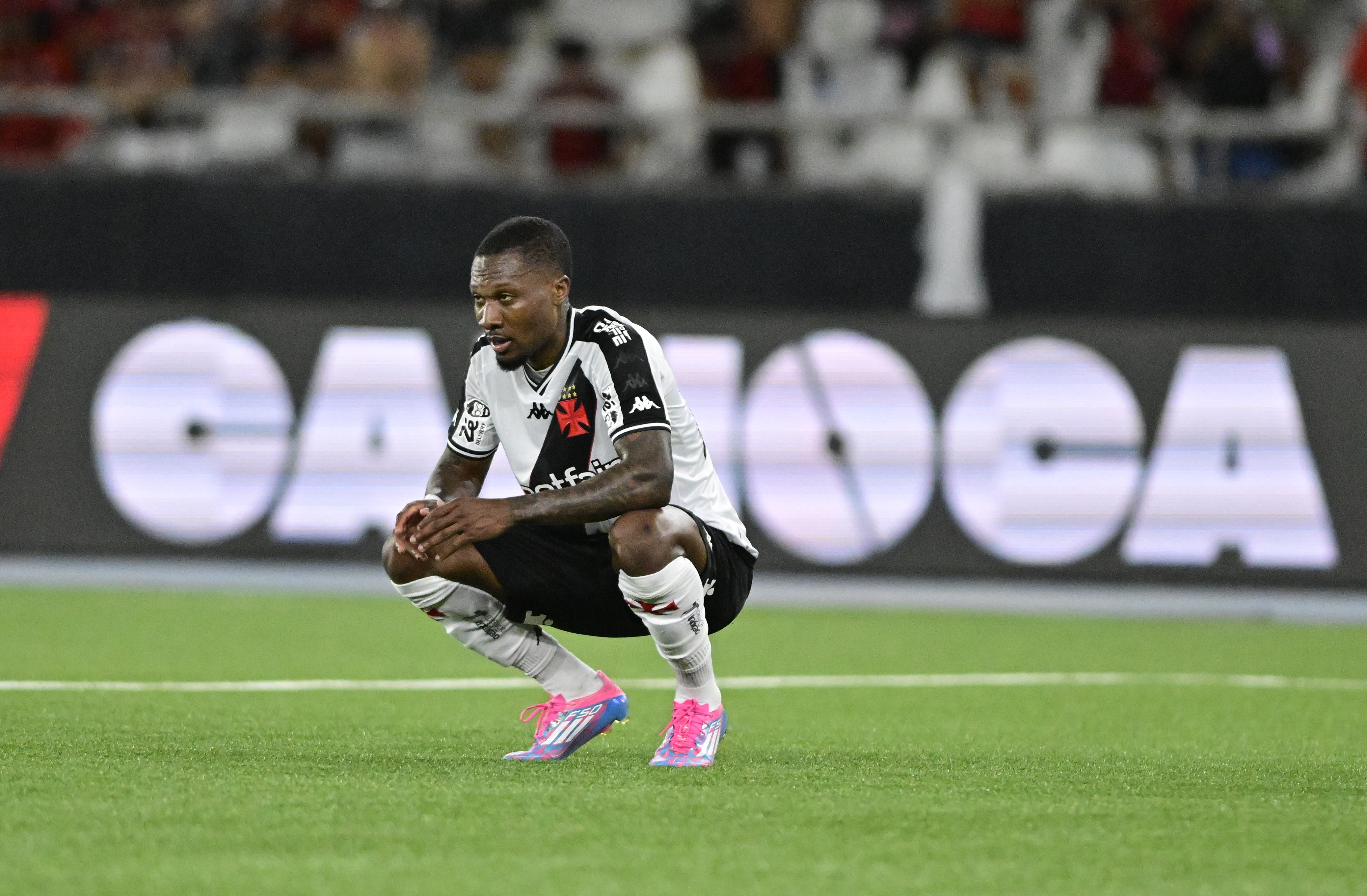 Vasco vê margem para saídas no elenco e tenta negociar três jogadores para janelas alternativas
