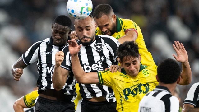 Jogadores de Botafogo e Mirassol disputam a bola dentro da área