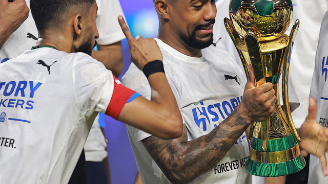 Malcom, com a taça da Copa do Rei Saudita, após a vitória do Al-Hilal sobre o Al-Nassr