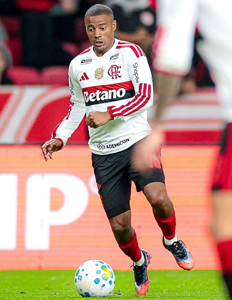 De la Cruz em ação no Inter x |Flamengo — Foto: Gilvan de Souza / Flamengo